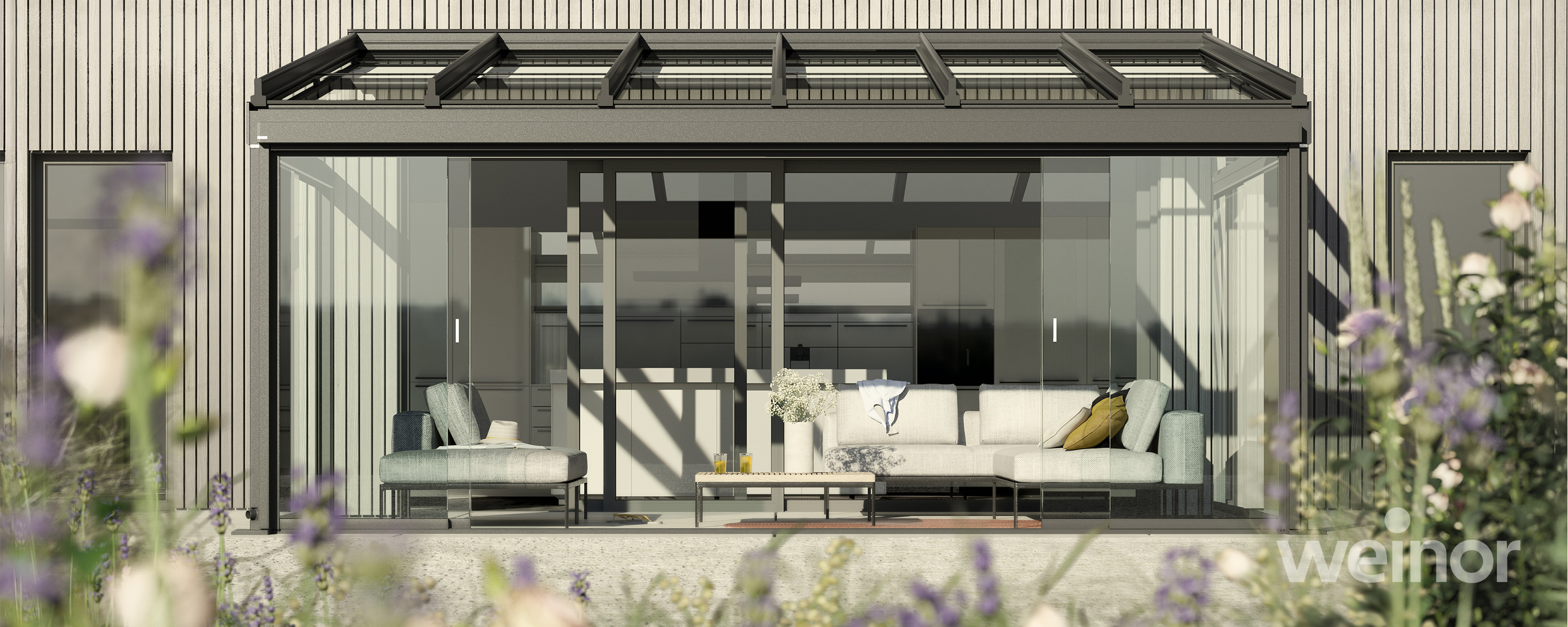 Blick von innen auf Terrasse mit ausgefahrener Markise - Semina life