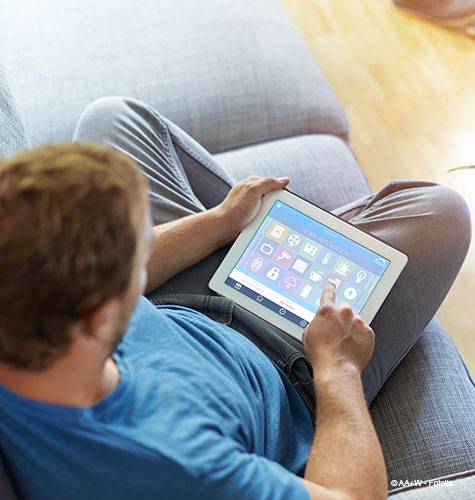 Mann mit Tablet auf dem Schoß