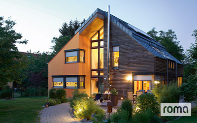 Haus am Abend mit Beleuchtung und halb runter gelassenen Rollladen