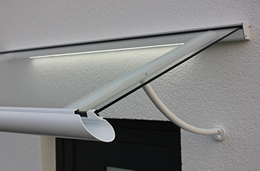 Detailaufnahme von lampen im Vordach