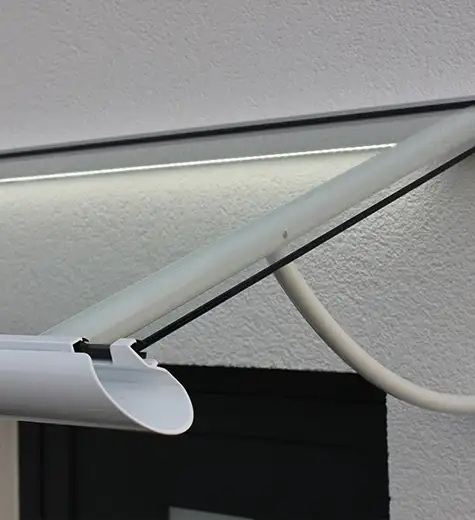 Detailaufnahme von lampen im Vordach